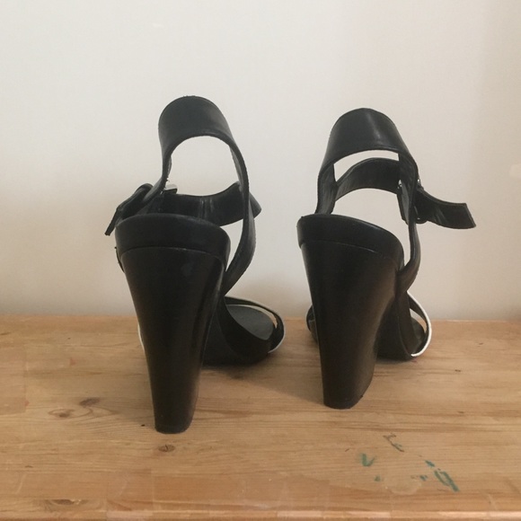 Black and white heels - Picture 3 of 3